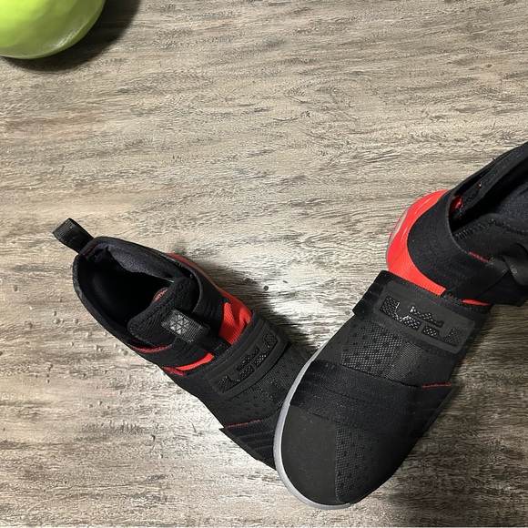 [US 10.5] Nike Lebron James X - Picture 2 of 5